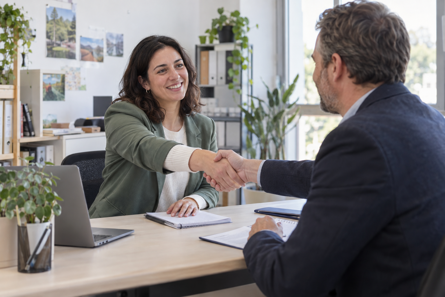 Conseillère ECOVAL rencontrant un client professionnel