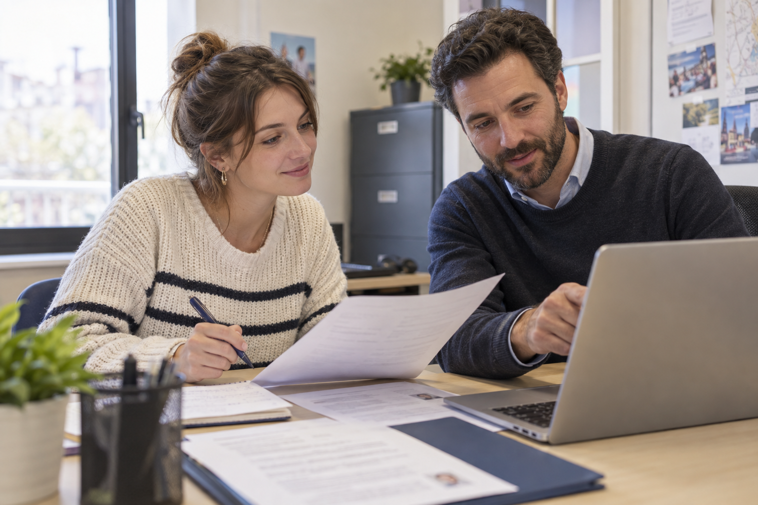 Jeune femme accompagnée pour rédiger son CV et sa lettre de motivation